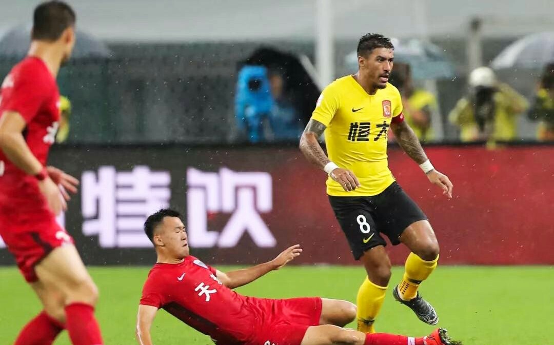 忍俊不禁！飞机晚点恒大球员黄博文、张琳芃席地而坐，像摆地摊的