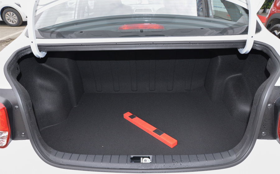 颜值高却不贵的合资家轿，1.4L动力省油、耐开，月薪3000可养