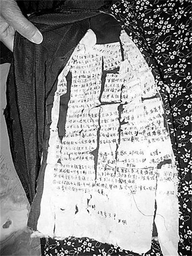 养父去世后36岁女孩寻亲,女子整理父亲遗物发现一封血书