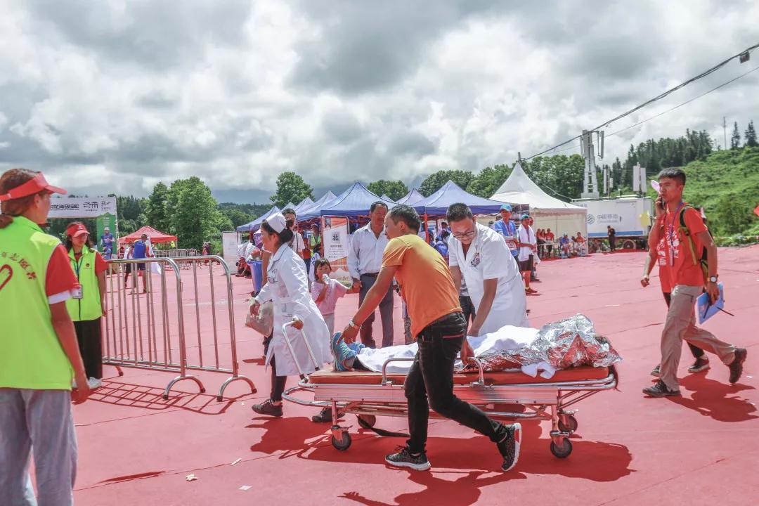 千万条安全第一条切勿随意变道,跑马注意安全讲解