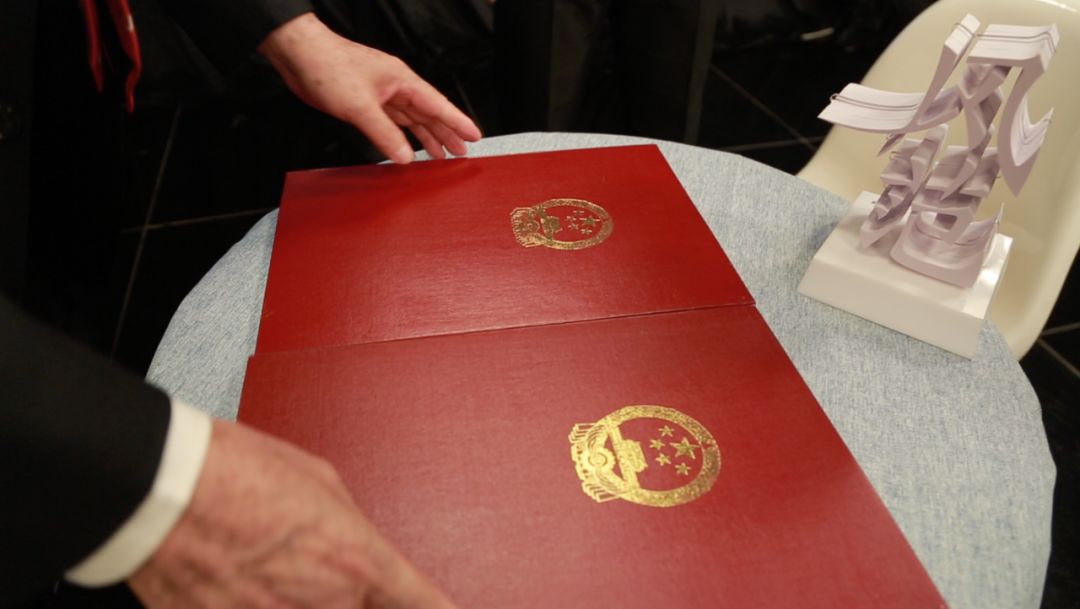 大使回忆：打上中国*旗国**，我驾车穿越10道*锁封**线