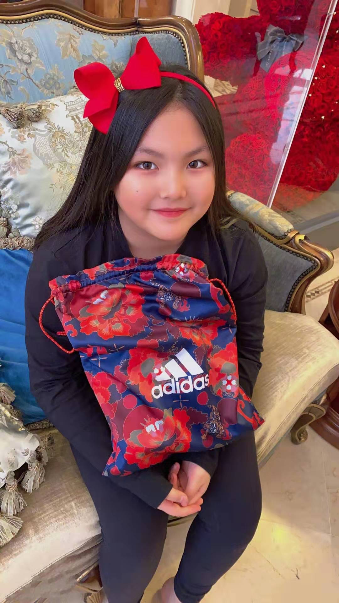 田亮森碟打底裤,田亮一家四口现身机场森碟好潮流