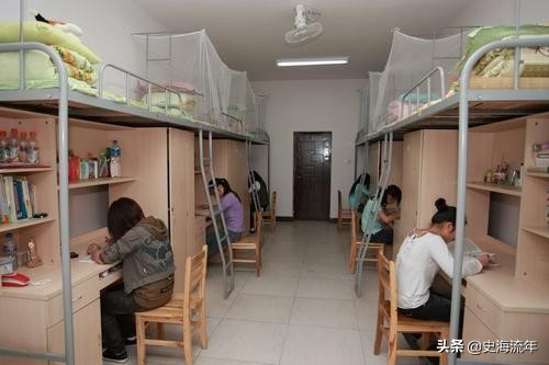 清华大学的学生宿舍，窗明几净，温馨可人！有的网友又酸了