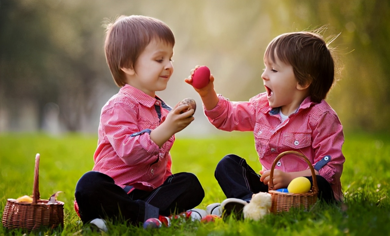 孩子在家玩扭扭车时被爸爸抢走,小孩扭扭车被抢