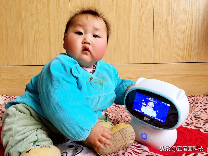 孩子成长的好伙伴，只需要一台巴巴腾智能机器人S3