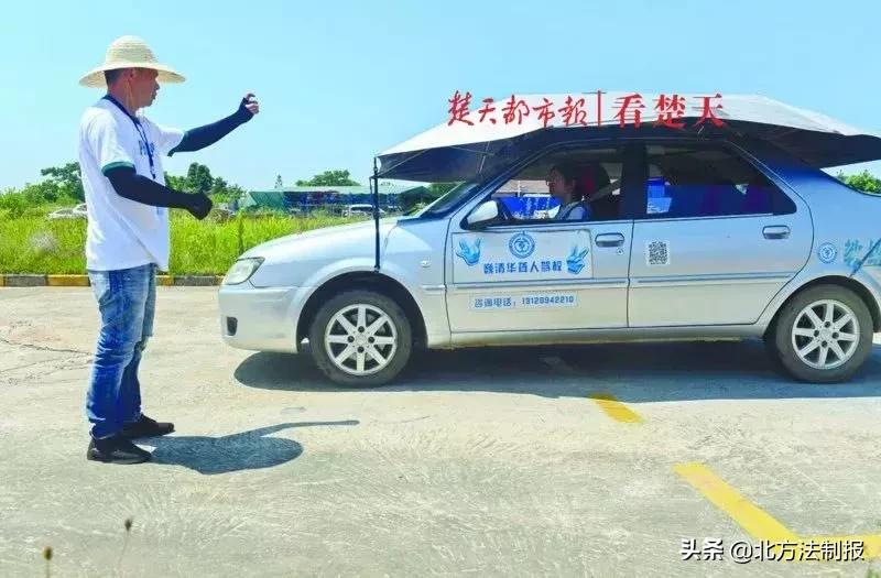 武汉这驾校太神奇了，学车时教练和学员都不说话，看完原因网友纷纷点赞