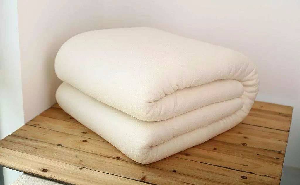 羽绒被跟蚕丝被的纤维是动物纤维,羽绒被蚕丝被大豆纤维被哪个好