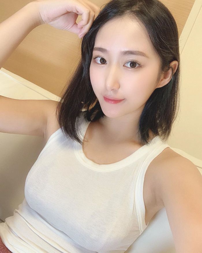 川濑萌，中日混血美女，获得2021年度日本赛车女王大奖