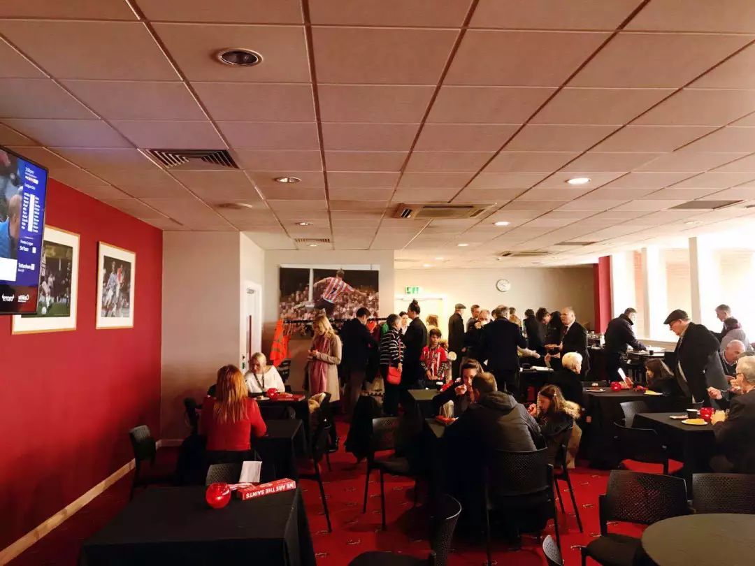 十天里，我在英国看的四场足球赛，竟然有些中国味？|三明治