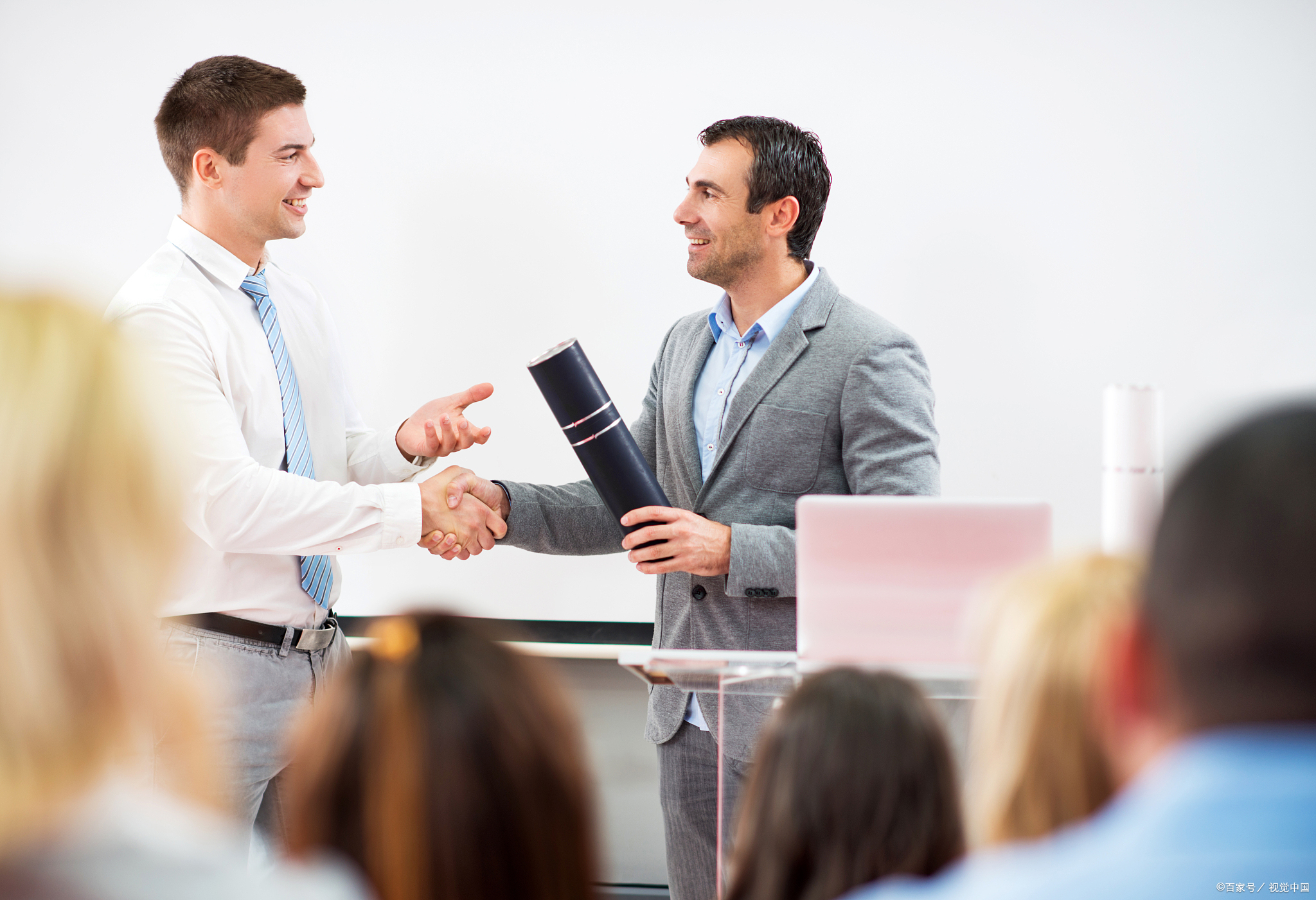 初次见面怎么判定对方看上自己,第一次见面怎么判断是什么样的人