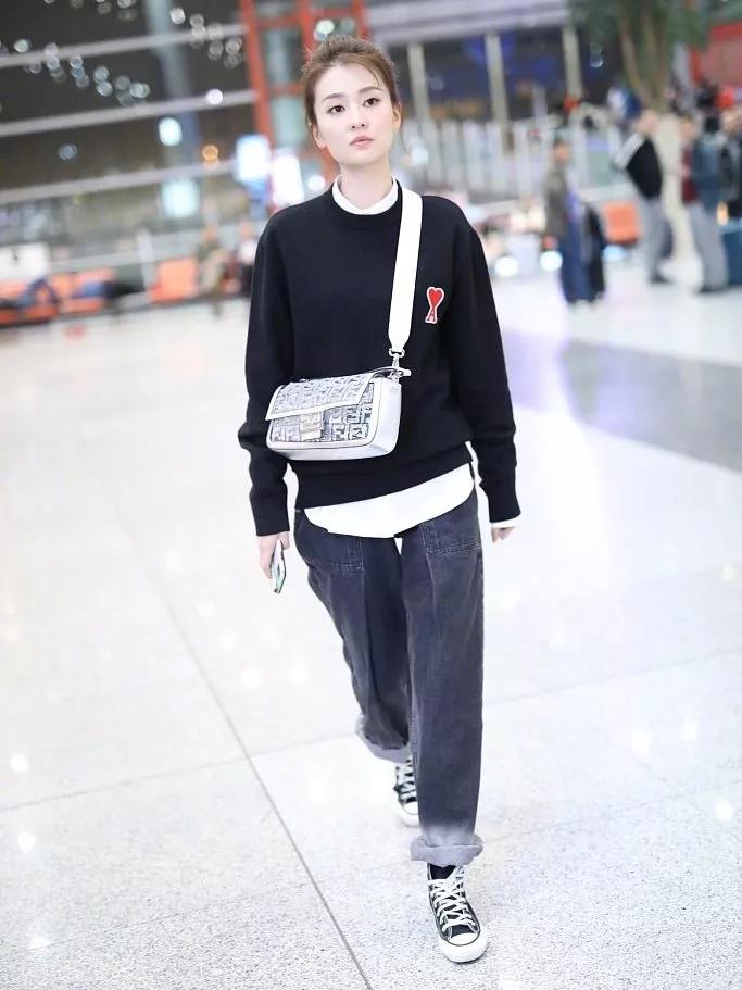 乔欣的包能装下什么,乔欣真的很有钱吗