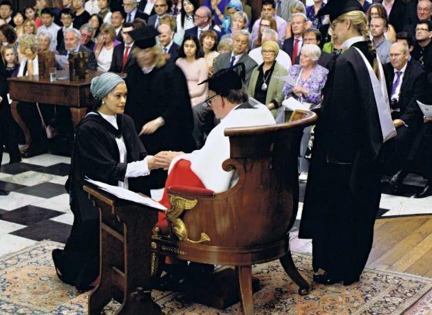 邓亚萍谈10年前“下跪”事件：剑桥大学礼数繁多，我并没有跪教皇