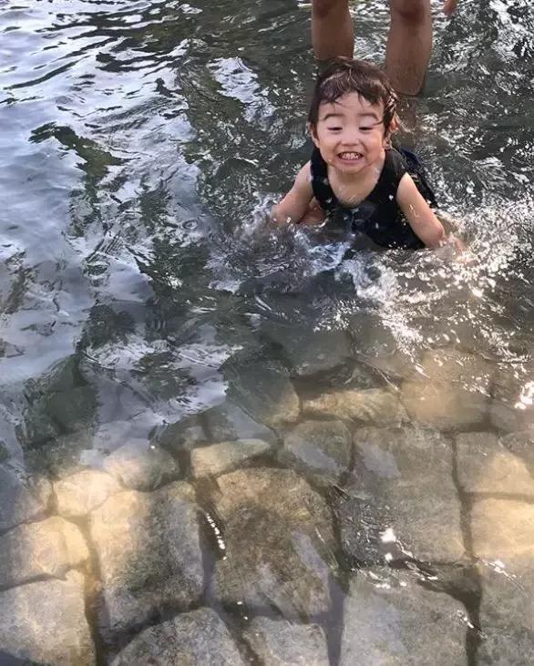 晒女儿搞怪丑萌照,亲妈狂晒女儿丑照