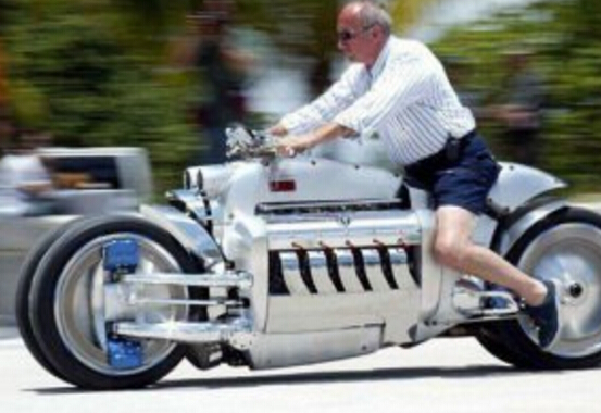 世界上10辆最疯狂的摩托车,世界上最高的巨型摩托车