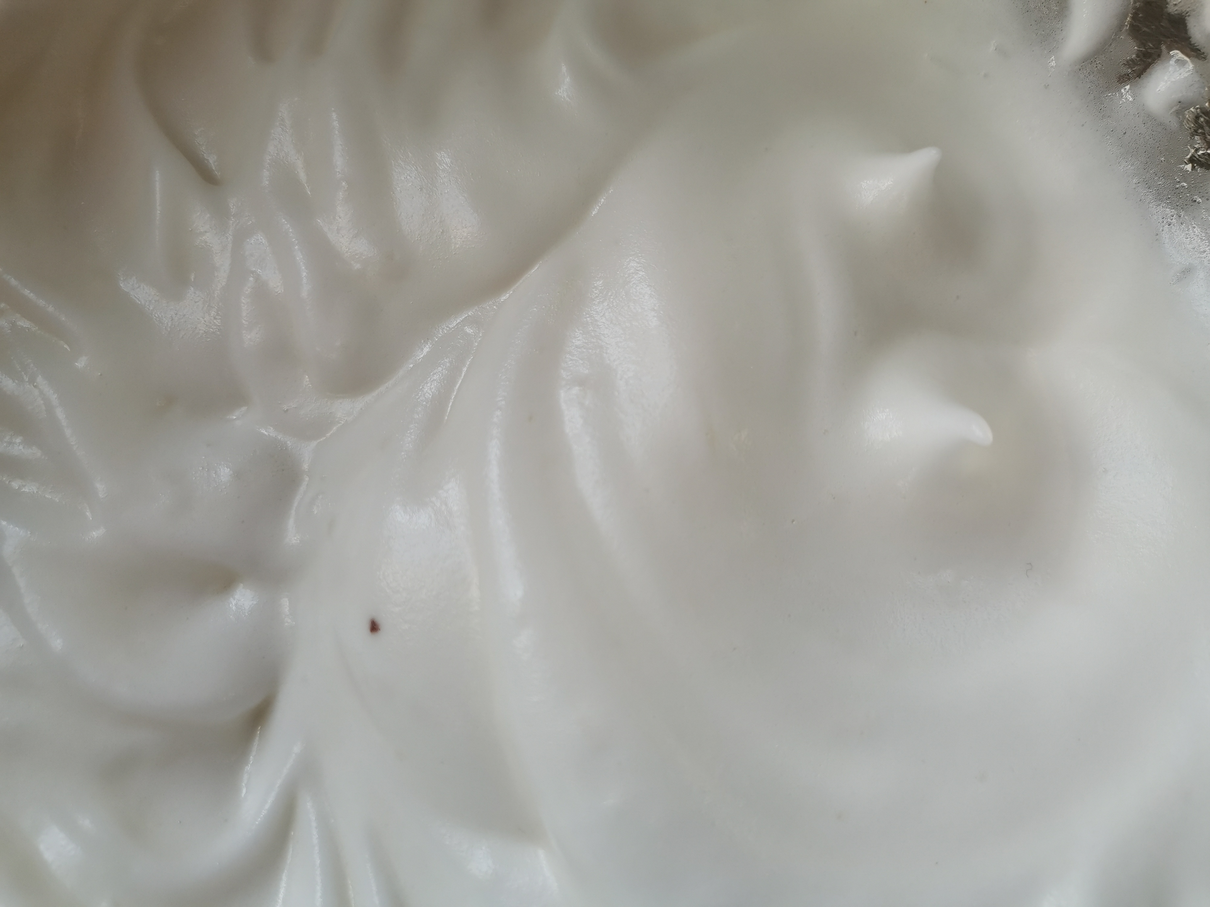 心型的巧克力纸杯蛋糕,带巧克力馅的纸杯蛋糕