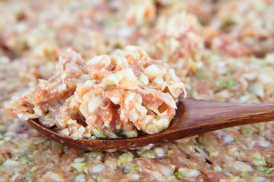 怎么调肉馅油润,自己调的肉馅为啥发酸