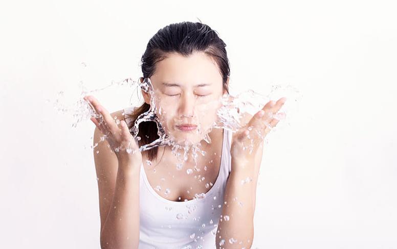 热水和冷水哪个洗脸容易长痘,热水洗脸和洗面奶洗脸哪个好