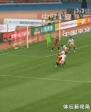 蒿俊闵禁区传球,蒿俊闵与埃尔克森手球