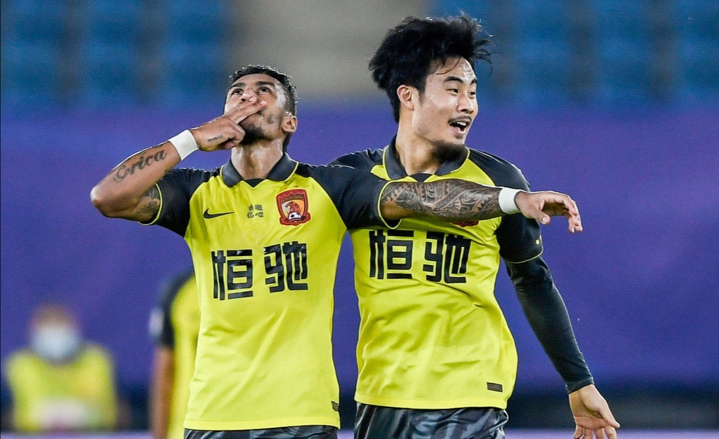 2-1！射手王保利尼奥飞吻！戴琳不开心：被出示红牌后怒推裁判