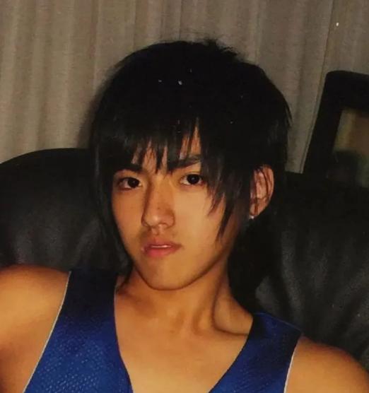 妈妈报警、六六道歉、资本弃子，到底谁令吴亦凡一步步跌落神坛？