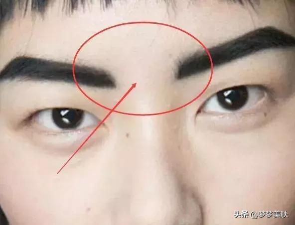 不仅丑还特别显老,男人看了都反感,化妆的女人注意了,别踩雷