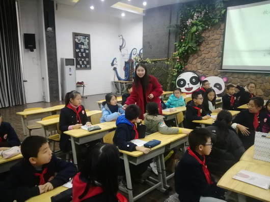 香江吐艳荆花瑞锦官情浓满园芳