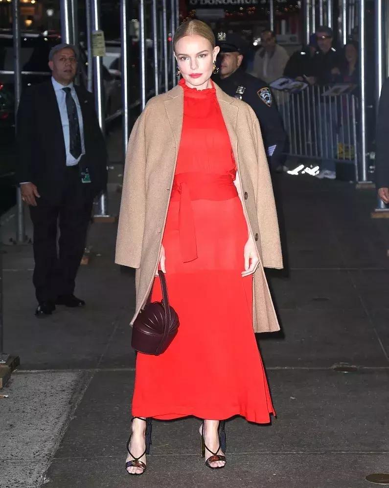 裙摆大衣怎么穿好看,大衣里面的裙子怎么穿