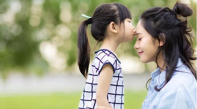 地铁上，姐弟俩的“坐姿”让乘客直竖大拇指：真正的“富家子弟”