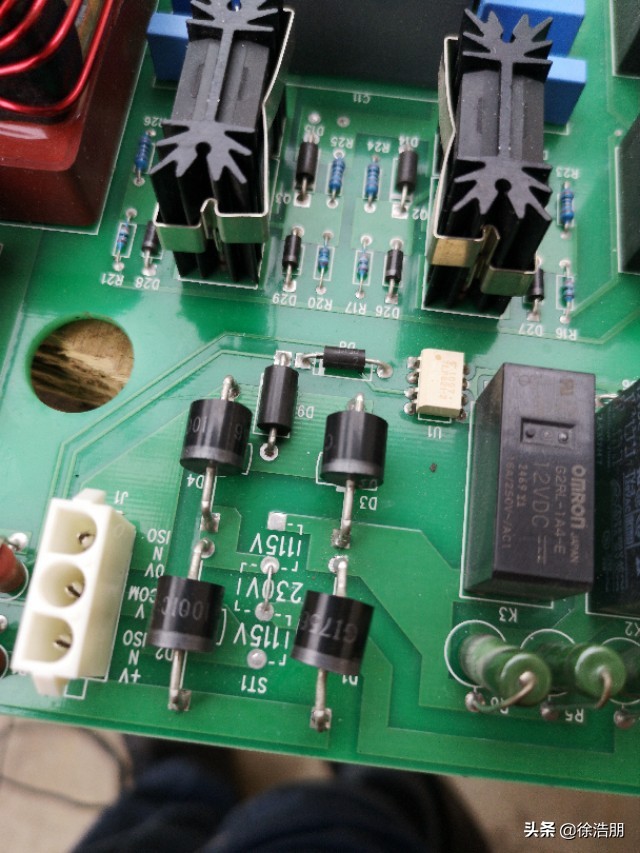 牙科口腔全景机一开机就跳闸，小伙子看一眼就知道哪儿坏了……