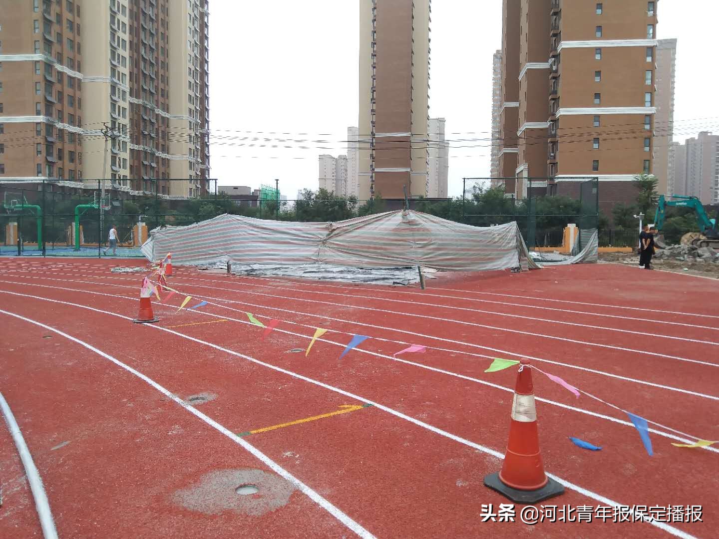 保定一在建学校跑道上现裂口，建设单位回应