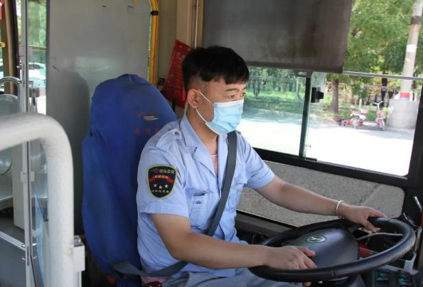 不惧考验高温天致敬列车搓澡人,不畏高温酷暑奋战一线