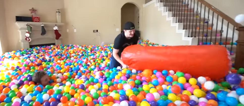 用100万个海洋球填满房间,50万个海洋球装在房间