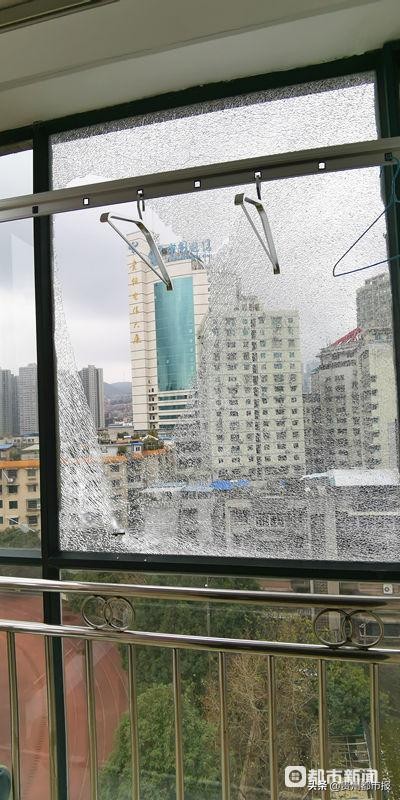 门店玻璃多次被枪击,居民楼遭袭多人死伤