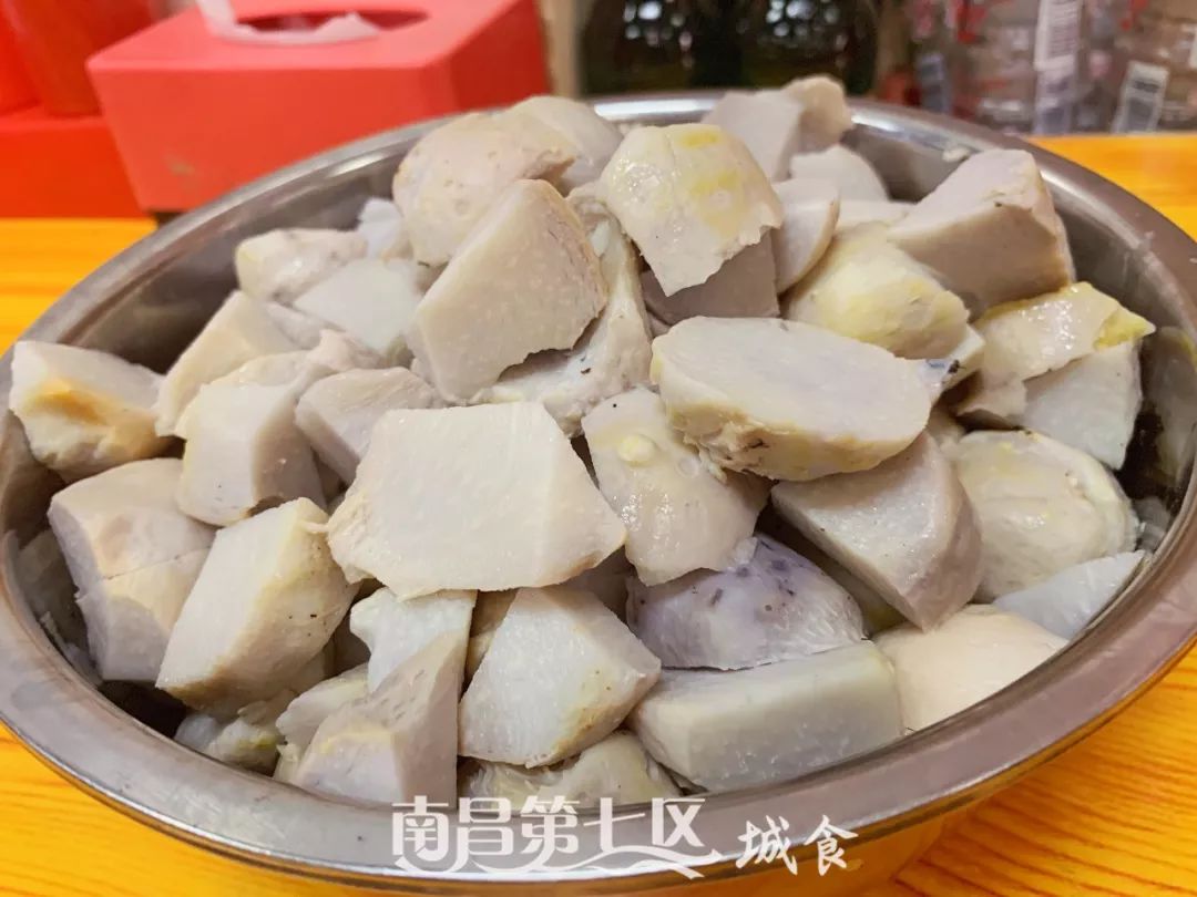 在民德路开了16年的水煮店,花甲肉腰子鸡脚都是心头好|城食19