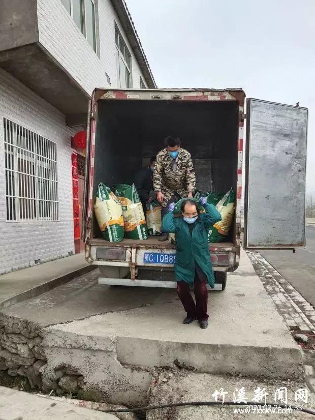 「十堰」防控快讯丨爱心传递暖万家!“邮递员”变身“配送员”