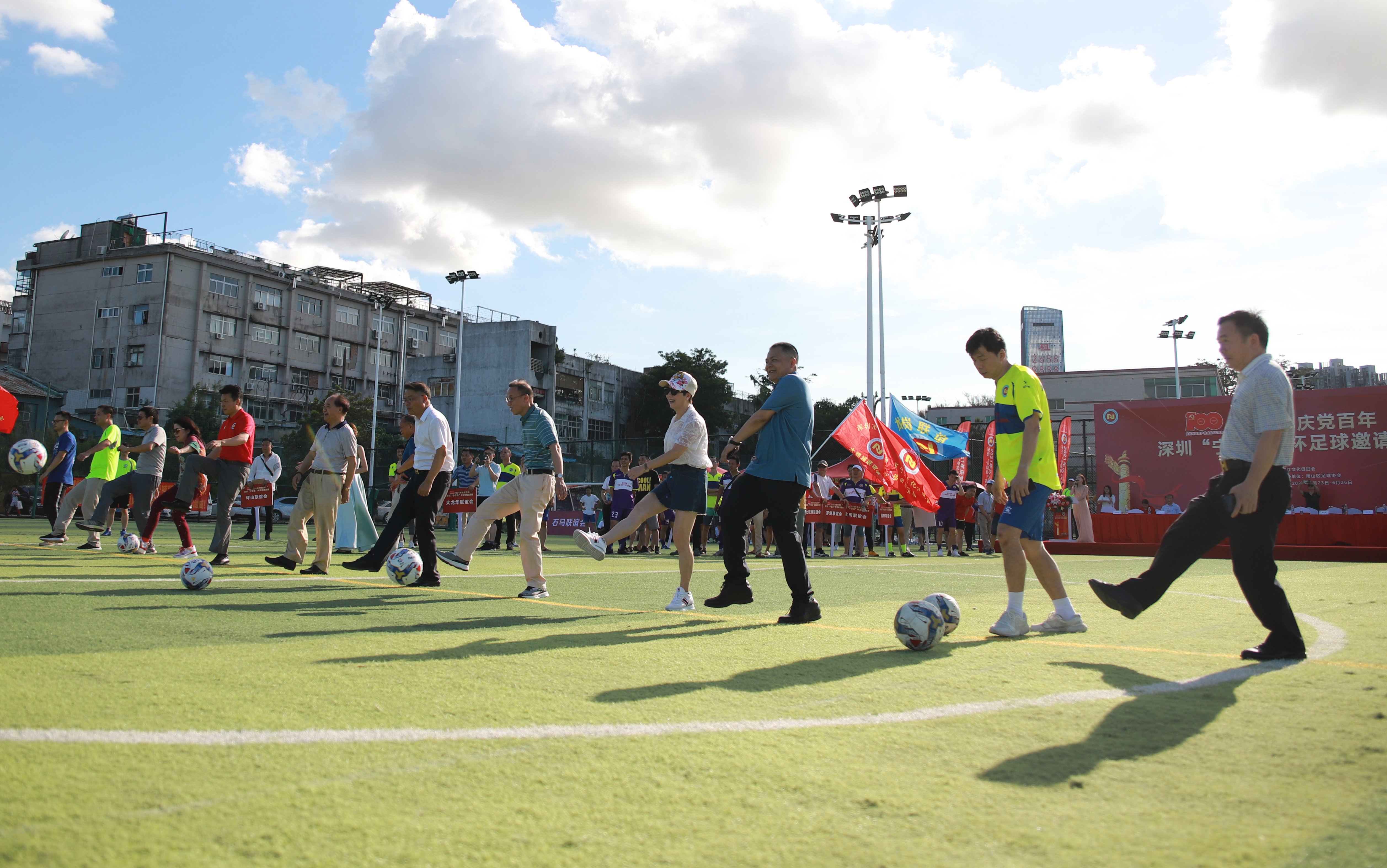 宁促会杯在南海足球公园开幕,14支队伍、共238名足球猛将球场竞技