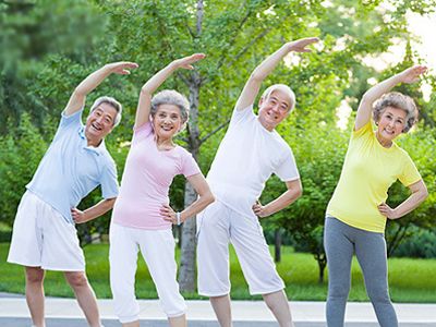 老年人驼背变矮怎么办,老年人驼背是骨质软化症吗
