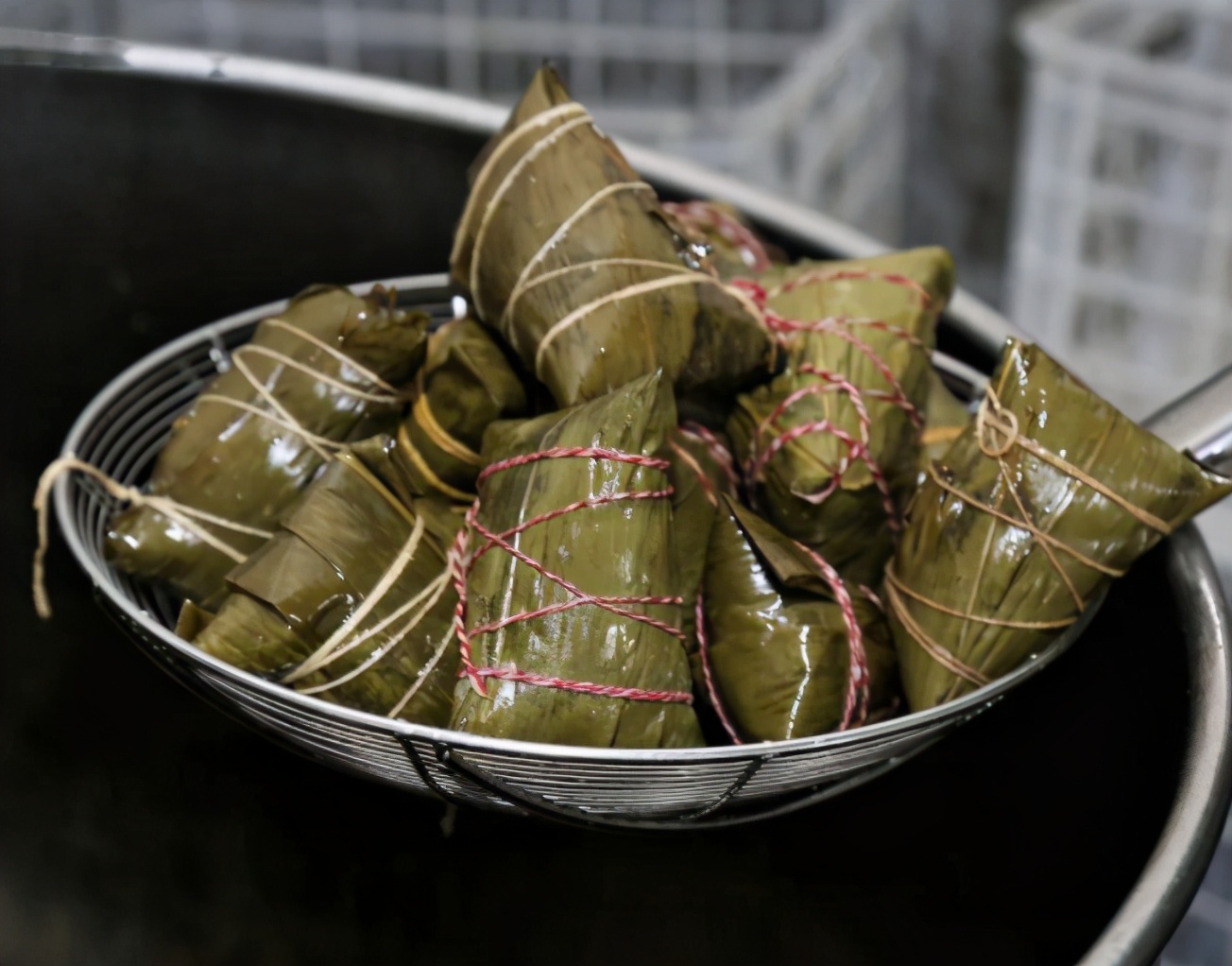 煮粽子也有技巧，粽子夹生煮不熟，水中加“这2样”，软糯香甜