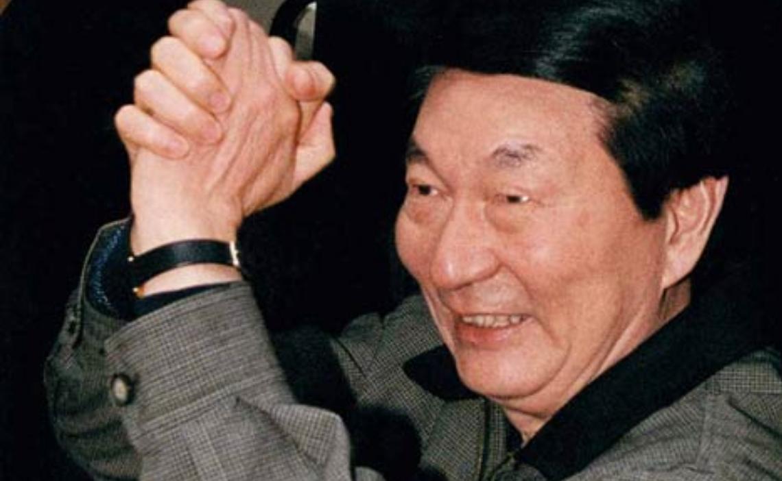 九江长江大堤决口，*镕基朱**与当地领导握手板着脸，讲话时偷偷擦泪