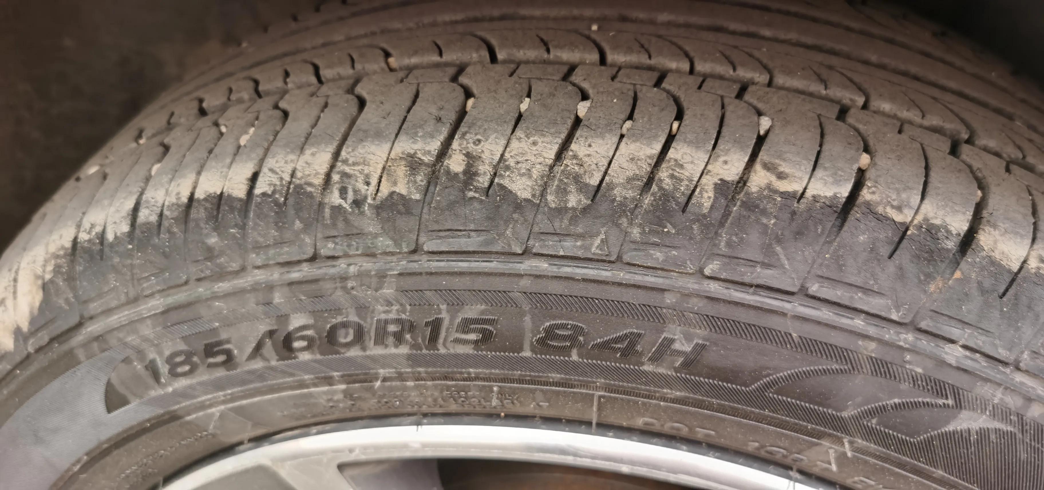 京东购买轮胎一年时间表面裂缝严重，客服要求邮寄厂家技术鉴定