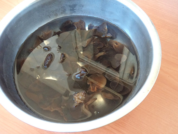 这道菜要常吃美容养颜少女感满满,女生必备的补血养颜的菜