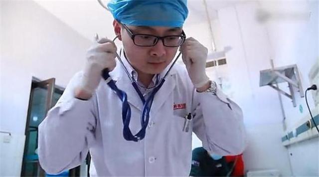 三岁孩子小黑牙父母无知惹的祸,小男孩满口黑牙