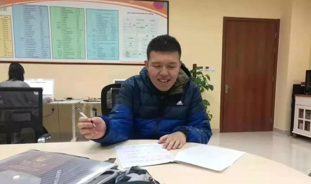 很难吗?25岁自闭症男生成为办公室白领后,妈妈有话说