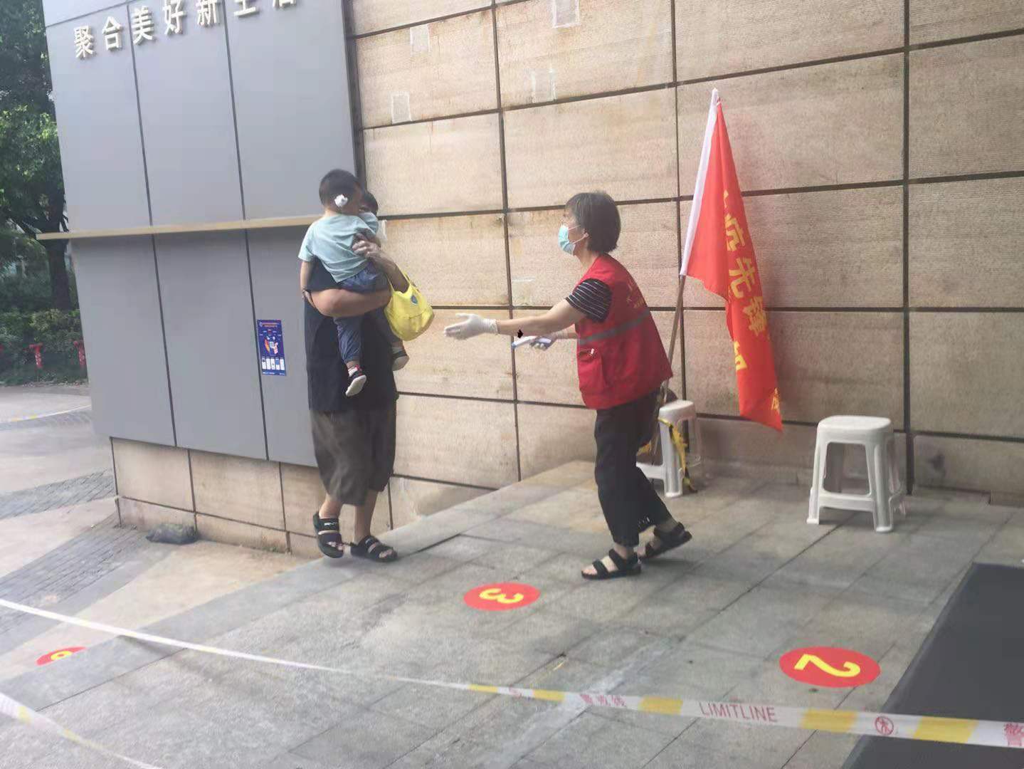 区街新闻｜70多幅照片记录世茂滨江社区辖内志愿者，南京感谢你们