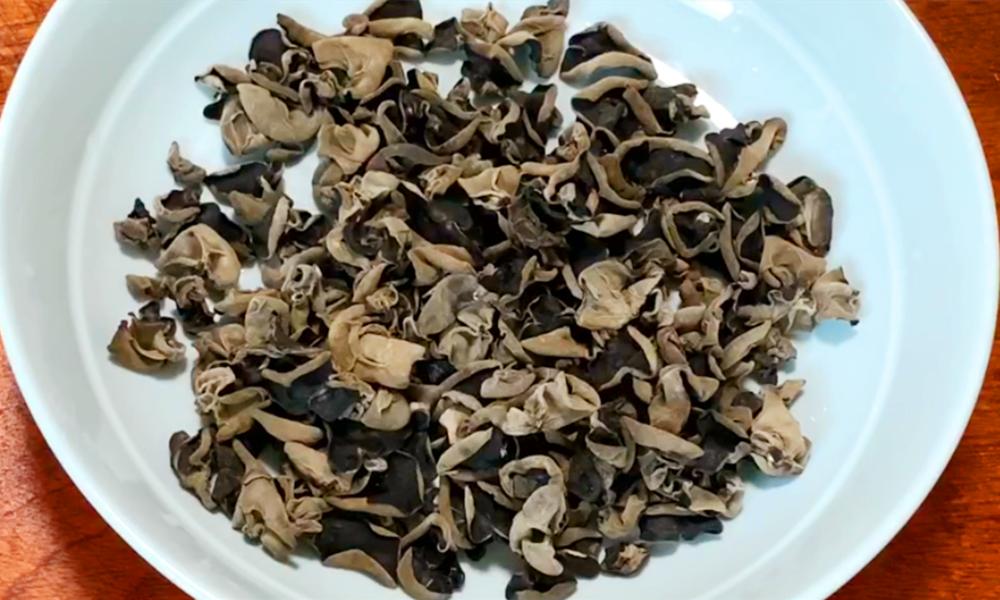 木耳切记不要用清水洗等于吃虫卵,木耳切记不要用清水泡