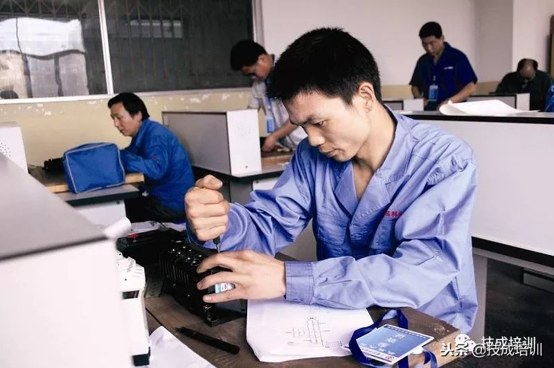 专业分析电工行业招工难，薪资低的6大原因！深度好文！