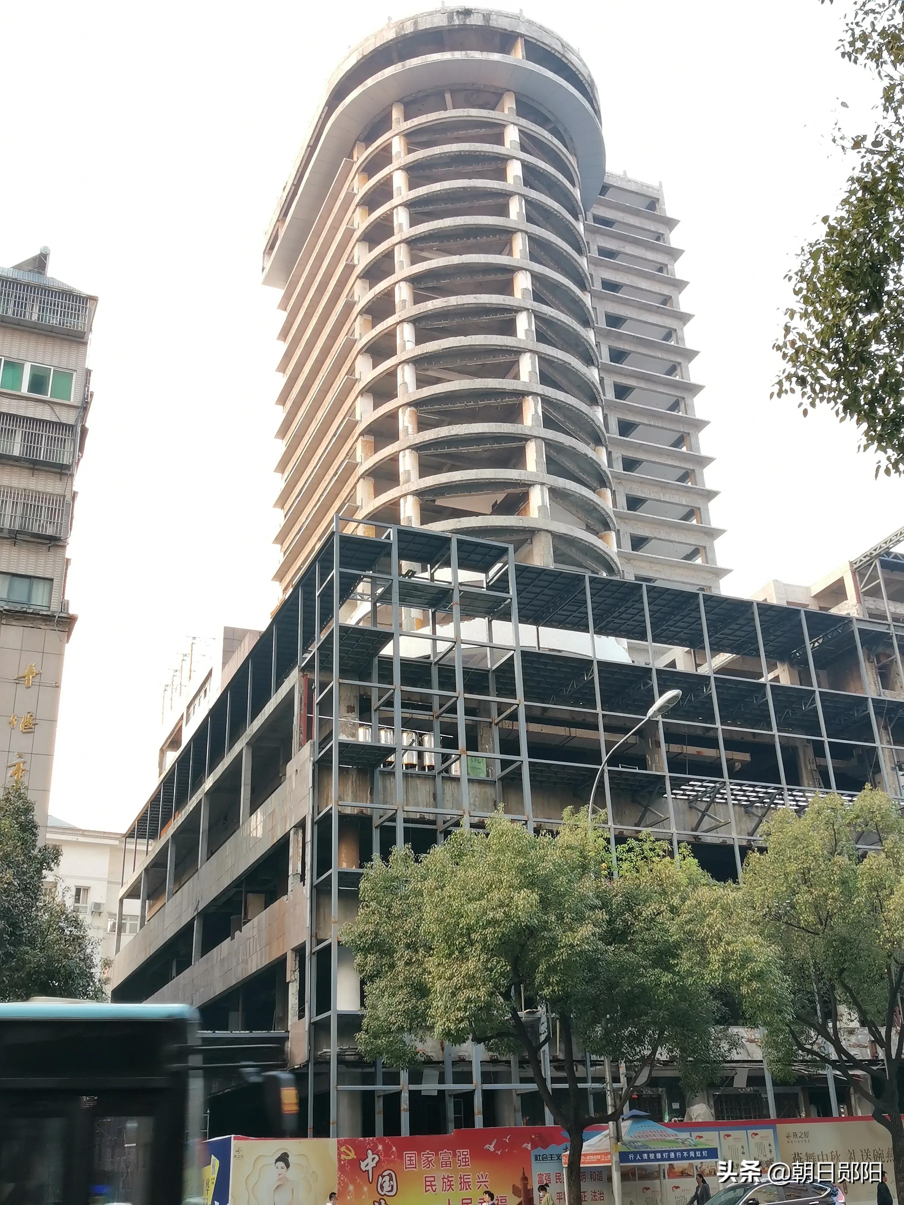 人民路上燕良酒店、美乐酒宾馆都在装修了