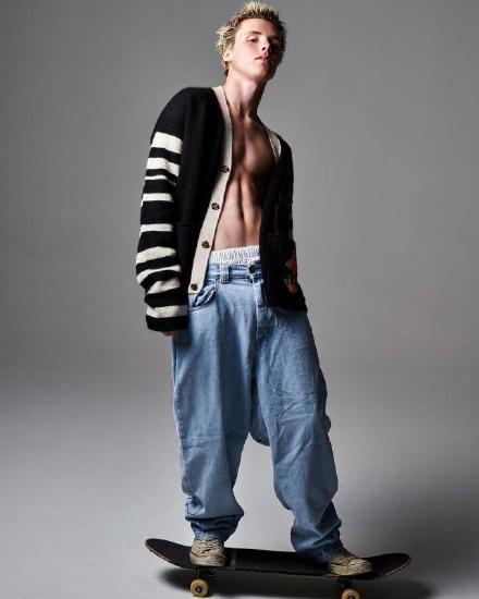 年轻的贝嫂和贝克汉姆,45岁贝嫂晒与女儿合照