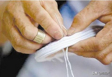 鞋子里面有个地方凸出来硌脚,鞋子侧边硌脚是太小了吗