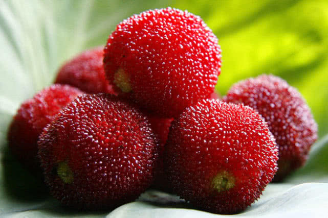 男子生吞杨梅核,生吞100颗杨梅